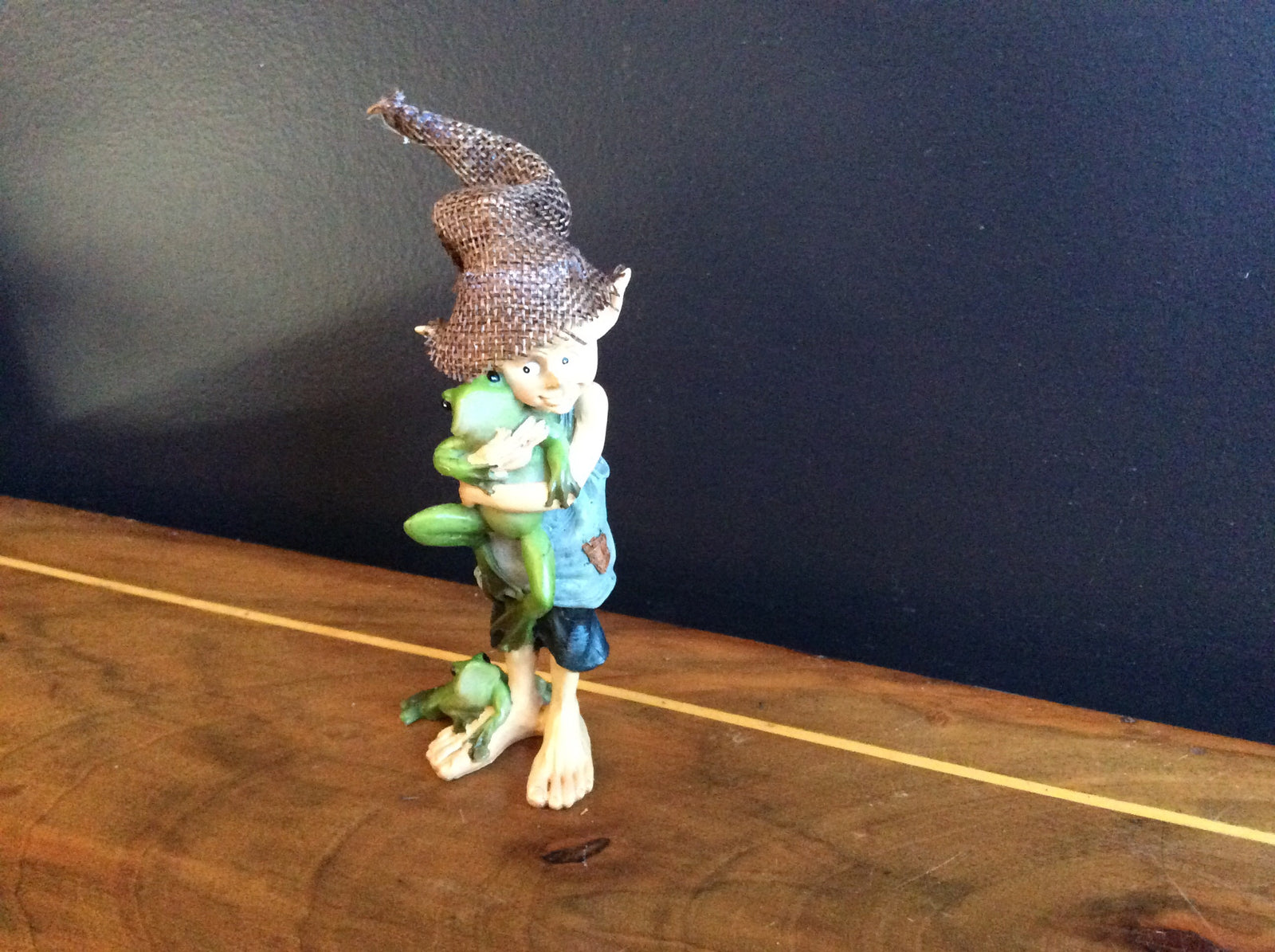  Elvin Hugging Froggy